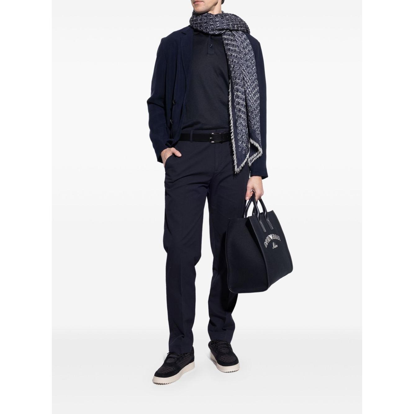 Front view with bag zipped and handles upright.