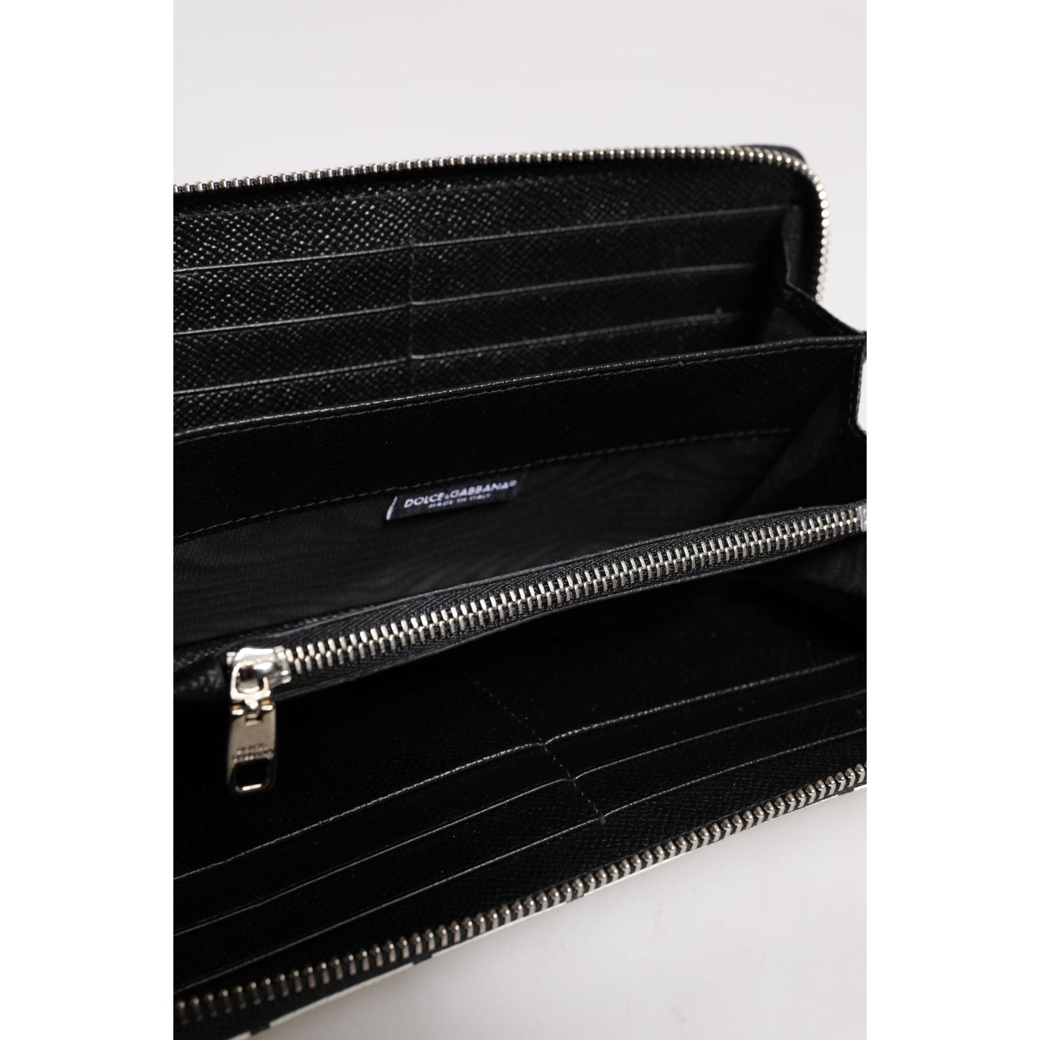 Front view with bag zipped and handles upright.