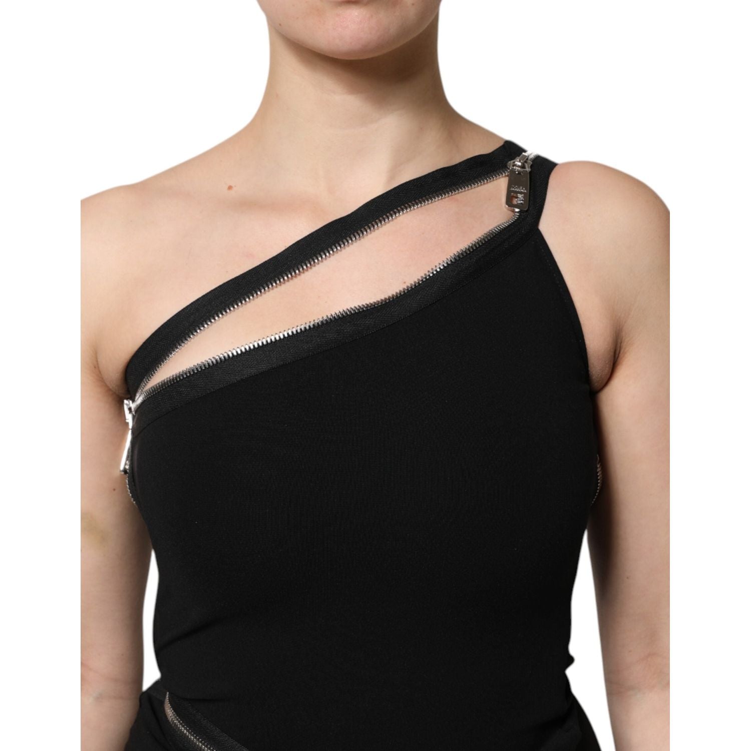 Front view with bag zipped and handles upright.